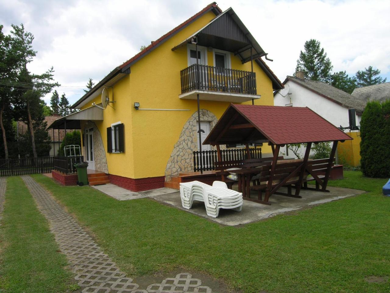 Holiday Home In Balatonmariafuerdo 19426 Exteriör bild